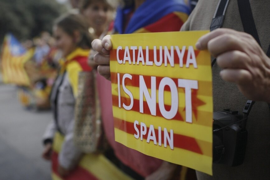 Власти Каталонии нашли выход из сложнейшей ситуации: большинство каталонцев смогут проголосовать на референдуме