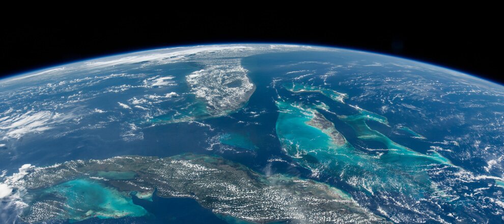 В Сети появилась шикарная панорама, снятая российскими космонавтами в открытом космосе, – кадры