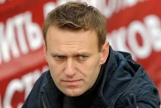 Навальному устроили "жаркую" встречу в Домодедово: в оппозиционера полетели сардельки – кадры потасовки в аэропорту 