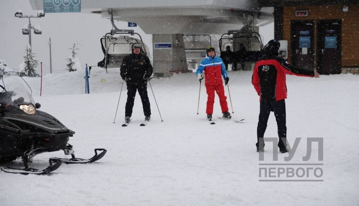 Лукашенко едва не задел Путина палкой во время катания на лыжах в Красной Поляне