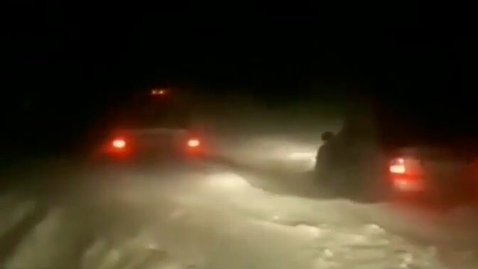 На Кубани 400 автомобилей попали в снежную ловушку из-за непогоды - кадры