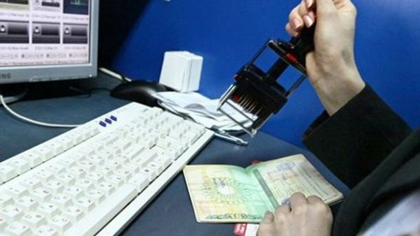 На Украине официально заработал указ Порошенко о биометрическом контроле для россиян