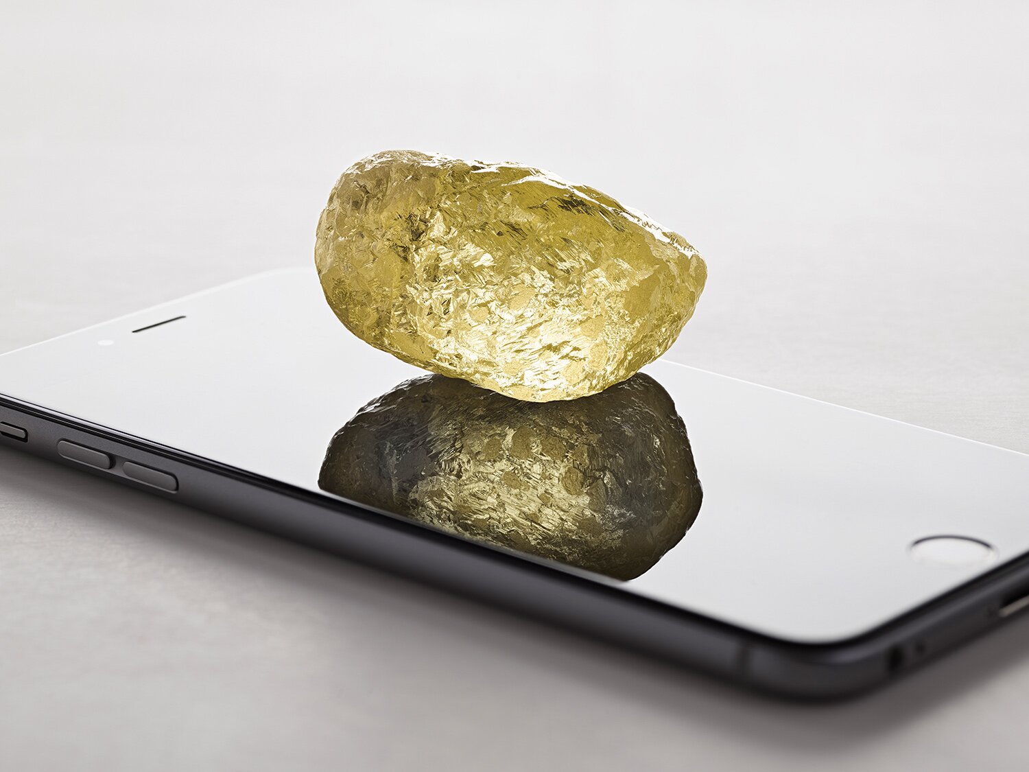 "Размером с куриное яйцо", - в Канаде нашли самый огромный алмаз на материке