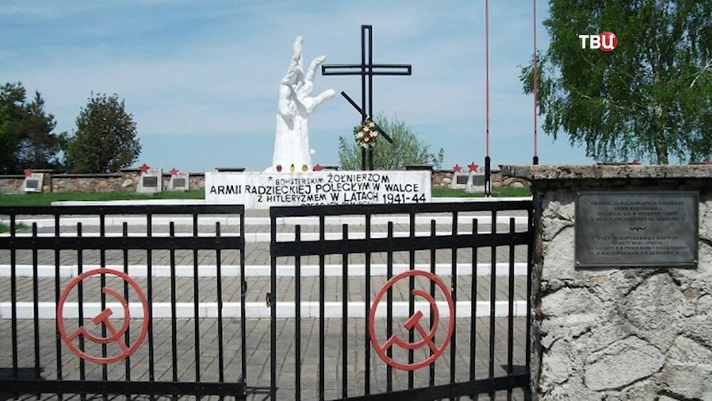 B Bapшаве вандалы подло осквepнили кладбище - монумент советским воинам