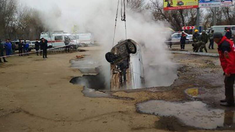 Двое мужчин сварились живьем: в Пензе машина рухнула в провал с кипятком - кадры