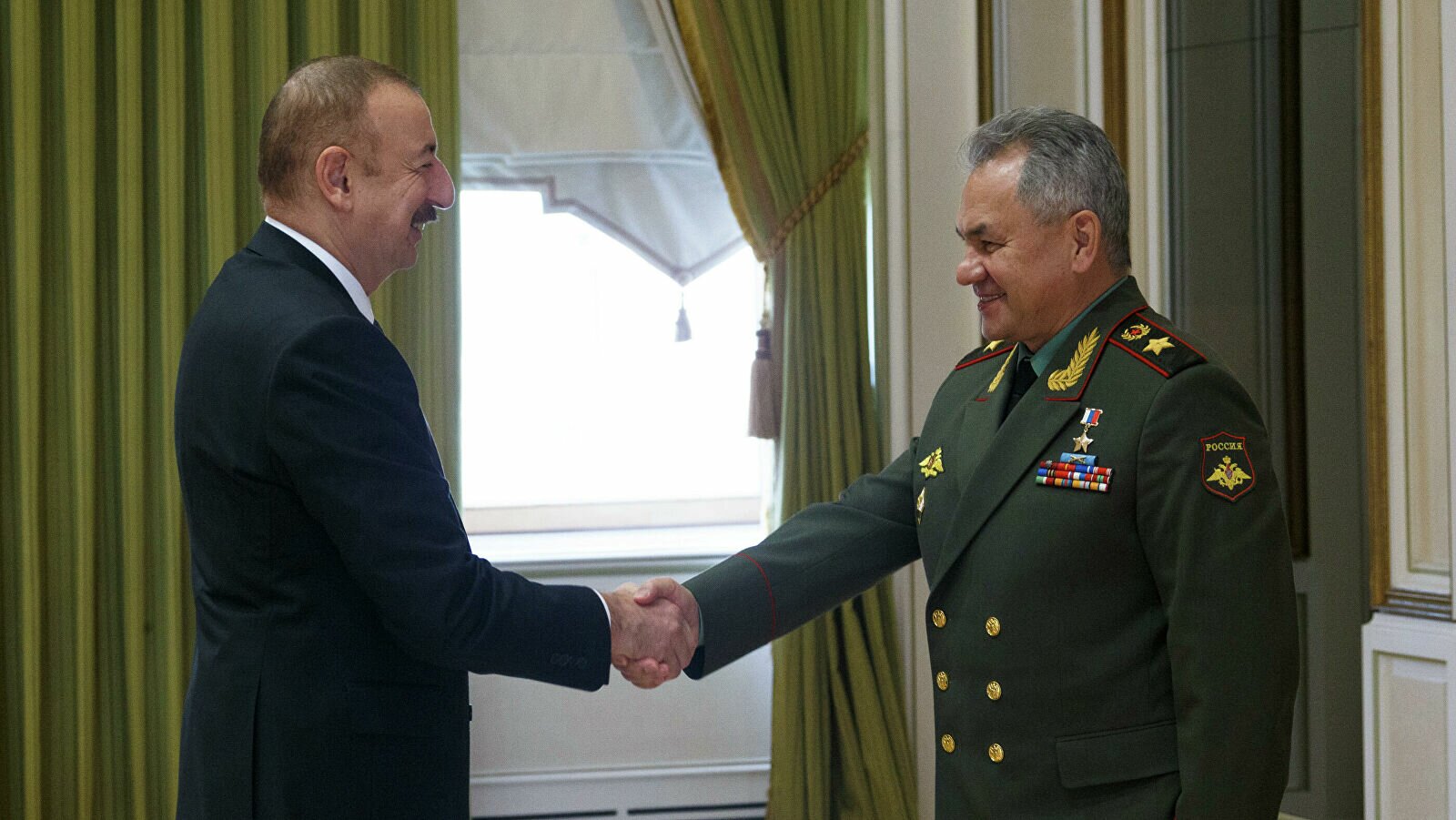 Алиев встретился с Шойгу: "Баку и Ереван готовы покончить с войной"