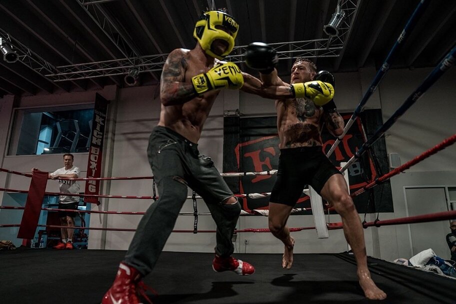 Конор Макгрегор после выхода на пенсию в MMA решил заняться боксом - кадры