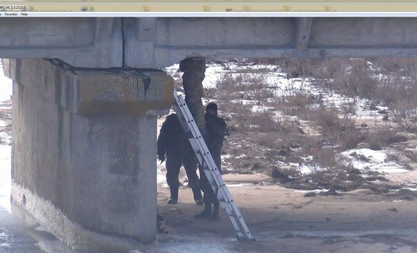 Обнародованы фото, на которых украинские пограничники минируют мост в Крым 