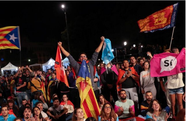 После результатов плебисцита Каталония торжествует - участники митинга скандируют "Независимость"