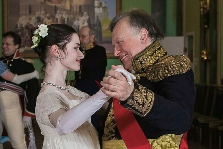 Оба счастливы и влюблены: опубликован ролик нежного танца Ещенко и Соколова на балу