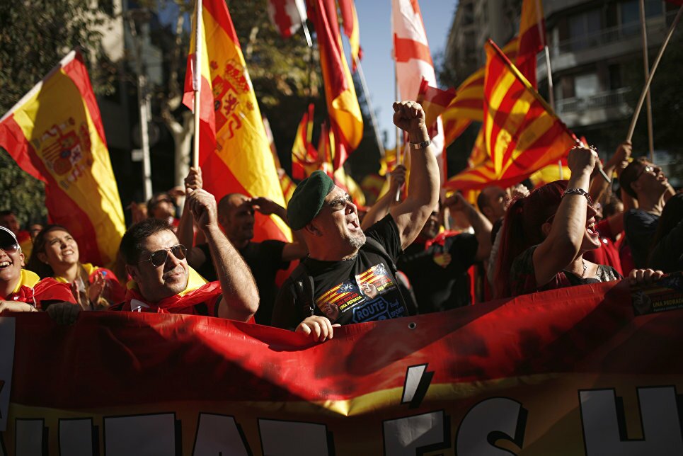 "Пучдемона – в тюрьму". Около миллиона каталонцев выступили в Барселоне против независимости – кадры 