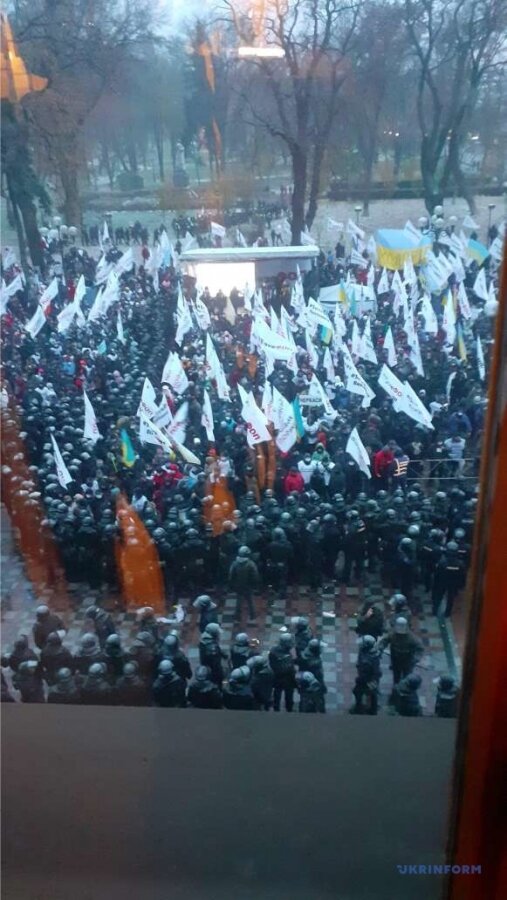 В Киеве отчаявшиеся предприниматели вышли под Раду и выдвинули требование - кадры