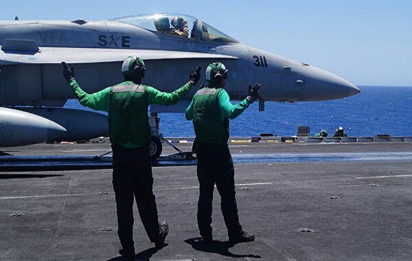 США потеряли истребитель с авианосца, отправившегося устрашать КНДР