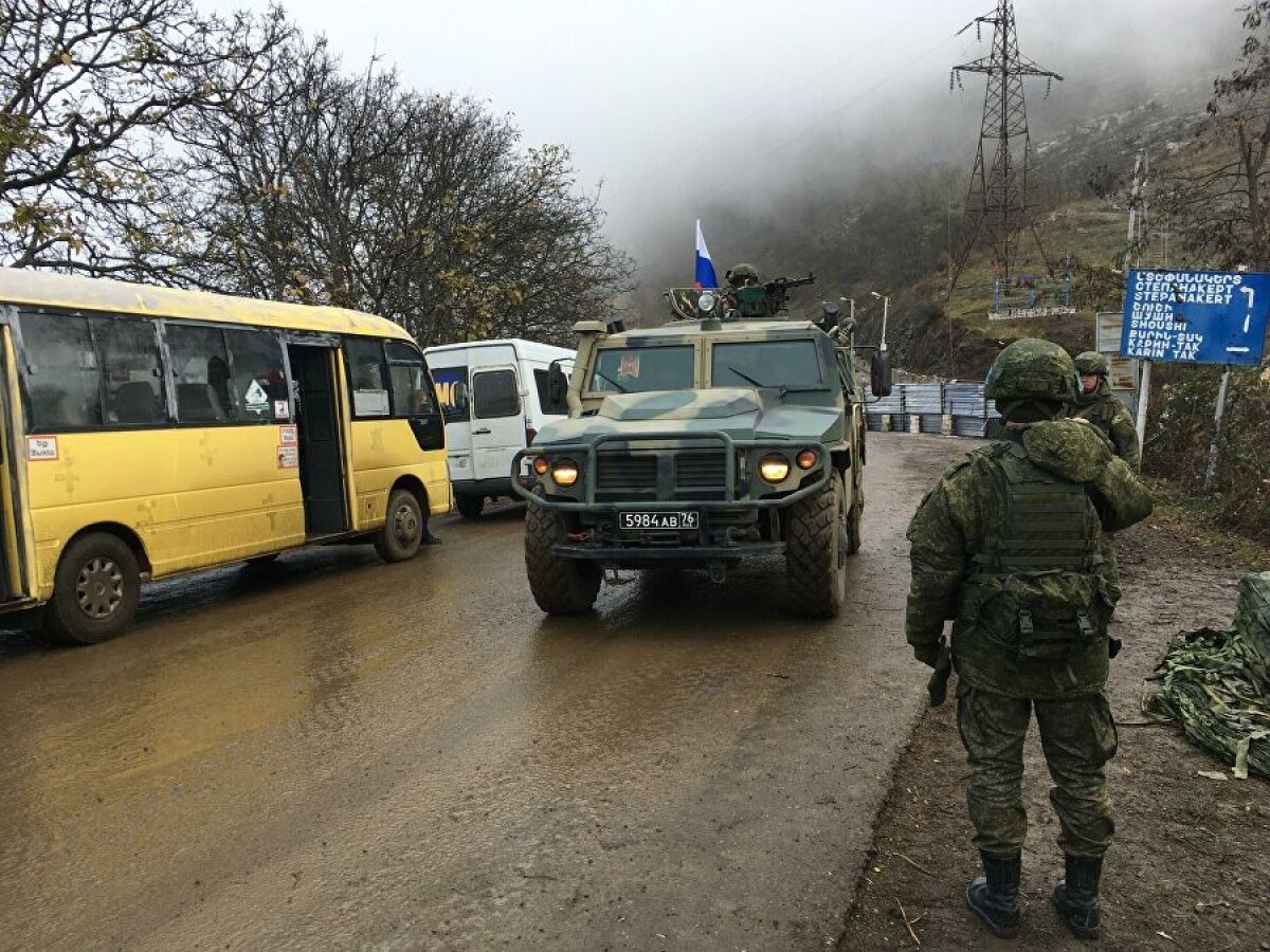 Российские миротворцы проверяют весь транспорт на Лачинском коридоре 