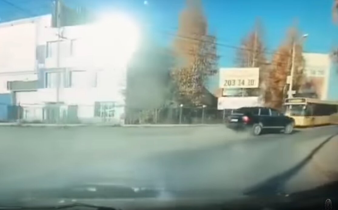 В Перми "мажор" на джипе врезался в рейсовый автобус – кадры столкновения