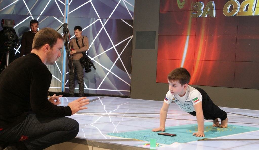 Пятилетний ребенок из Чечни стал шестикратным мировым рекордсменом по отжиманиям – кадры