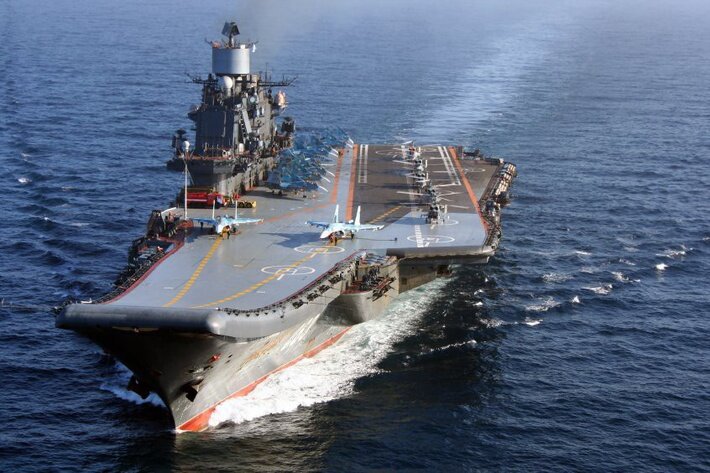 Тяжелый авианесущий российский крейсер “Адмирал Кузнецов” заставил Великобританию забиться в истерике и мобилизовать Королевский флот – СМИ