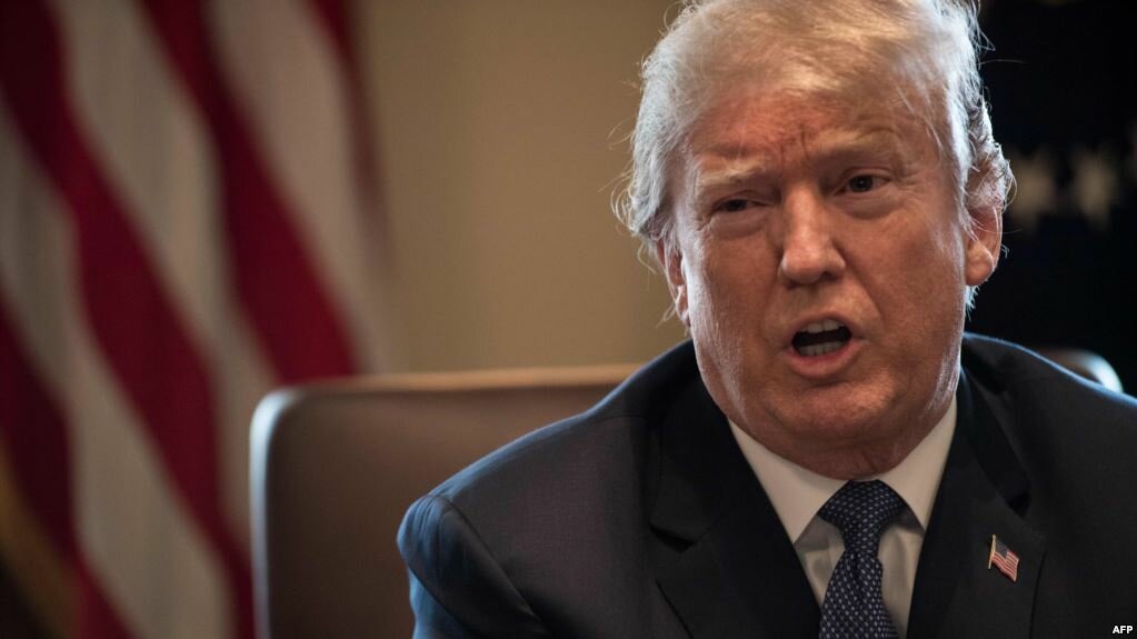 Трамп пожаловался на свой низкий рейтинг и упомянул “российское вмешательство”