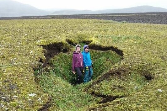 Небывалые процессы в Исландии: возле спящего вулкана образовались гигантские воронки 