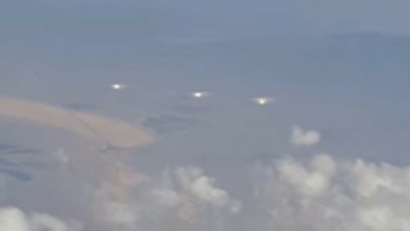 Во время авиарейса пассажиры сняли на видео три корабля инопланетян
