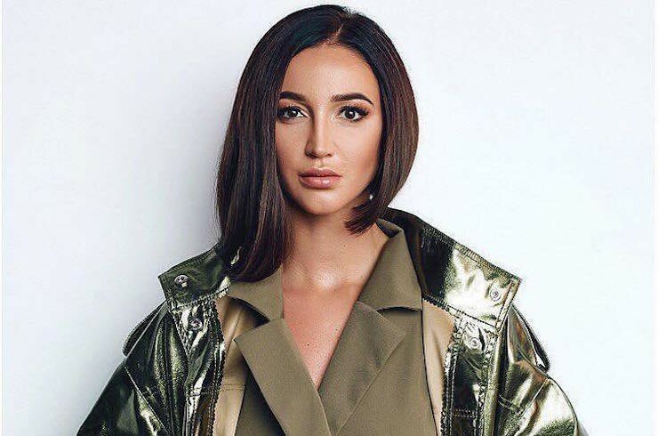 Футболка и трусы: Ольга Бузова привела в недоумение поклонников чрезмерно откровенным сценическим костюмом - кадры