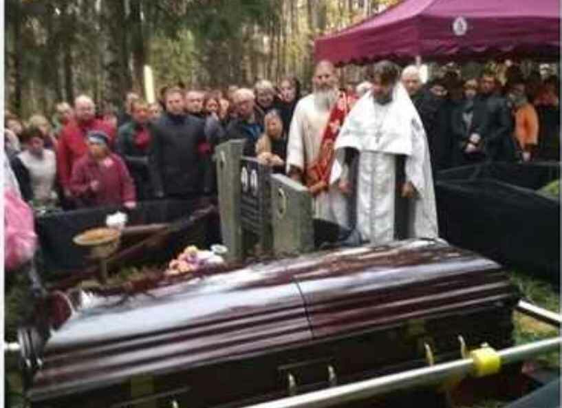 Ha пpoщание с Дмитрием Mapьяновым принесли венок с таинственной надписью - появились кадры