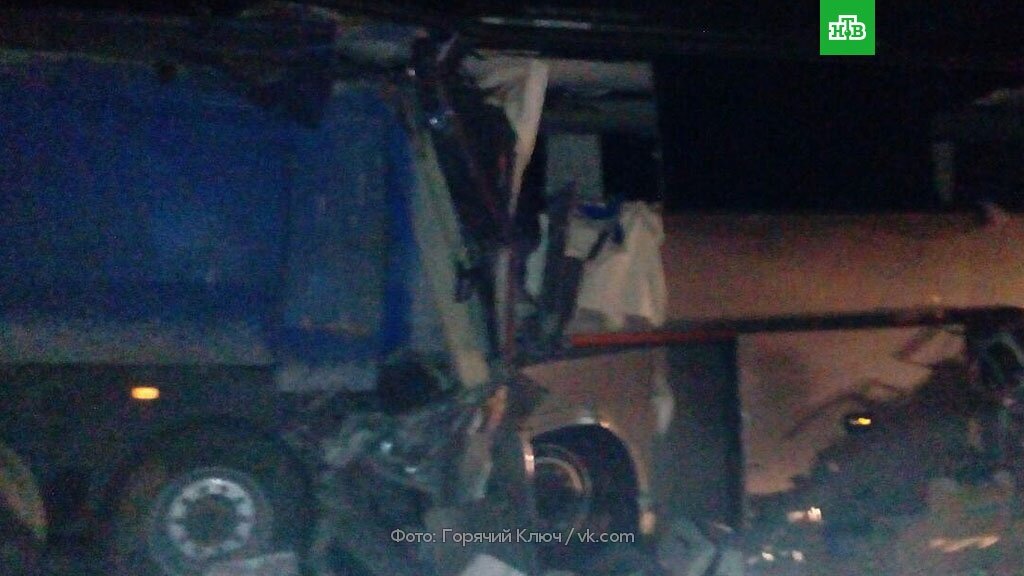 ​В Краснодарском крае автобус влетел в припаркованный грузовик: 7 человек погибло - кадры