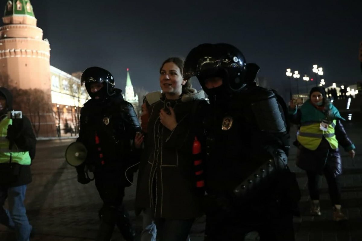 Из-за ареста Навального в центре столицы и в Питере прошли задержания активистов незаконных акций