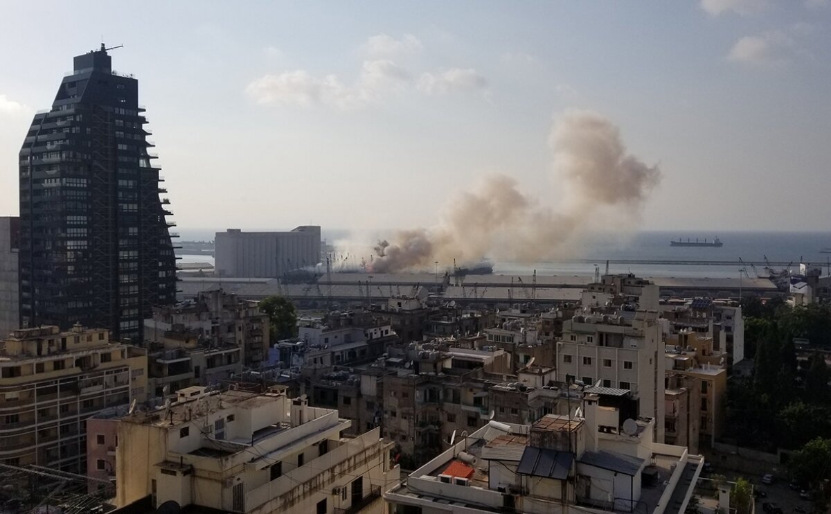 Мощнейший взрыв в порту Бейрута попал на видео: много разрушений и жертв