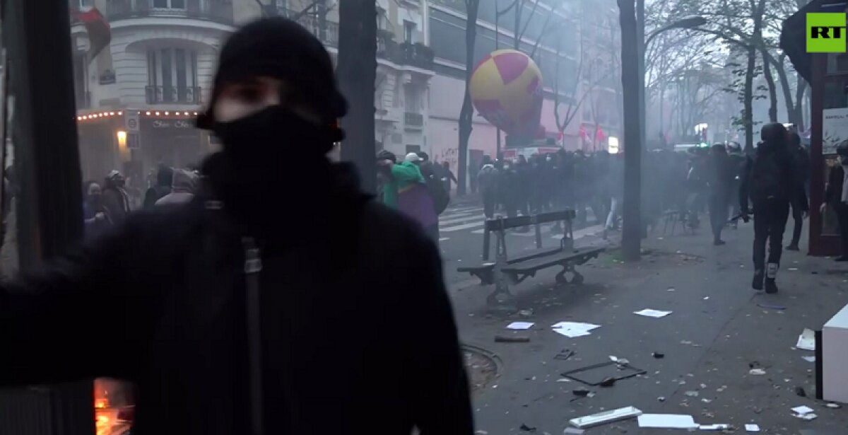 В Париже протестующий напал на российских журналистов в прямом эфире