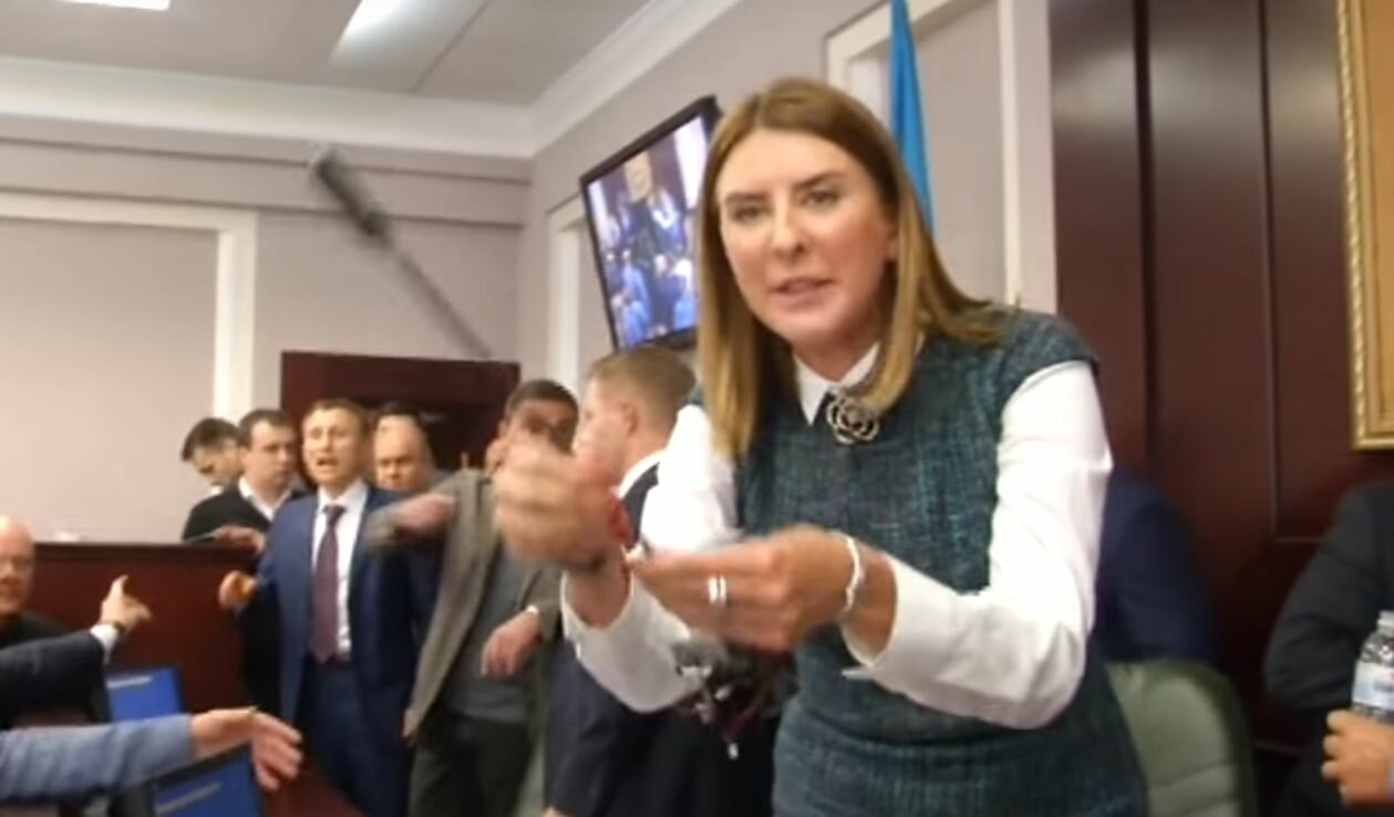 Все вопросы решаются мордобоем: киевские депутаты устроили драку во время заседания - кадры