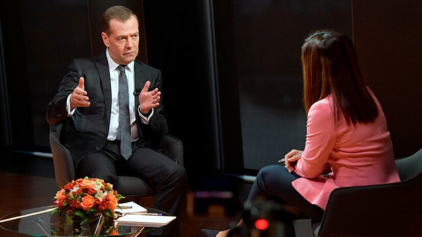 Медведев объяснил, почему Трампу не удается улучшить отношения с Россией
