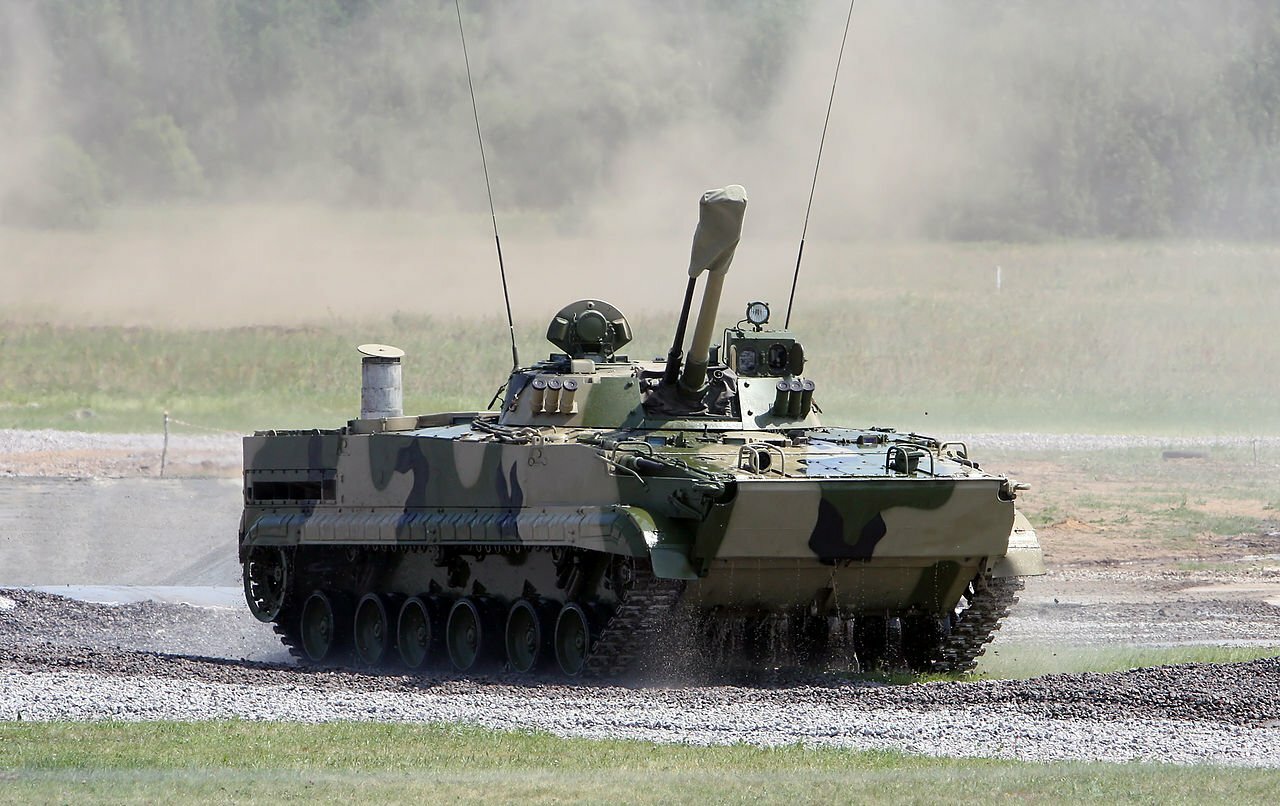 ​Во время учений под Астраханью БМП случайно попала в собственный танк – кадры