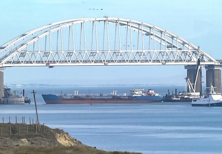 СМИ: у Крымского моста украинские корабли ВМС ожидают Черноморский флот, Береговая охрана и спецназ