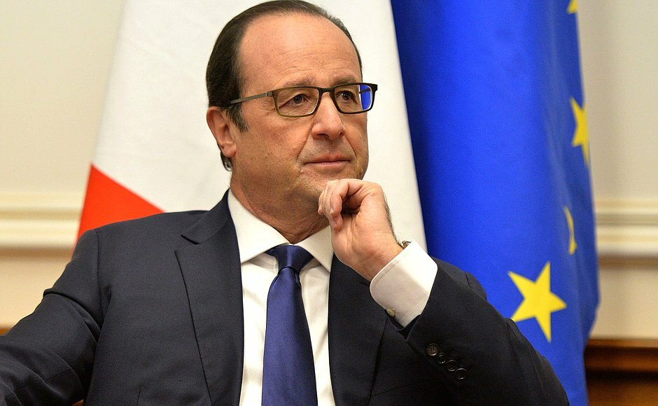 Олланд горячо поздравил Макрона с победой во втором туре выборов президента Франции