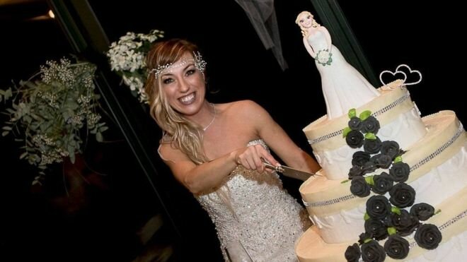 Оригинальная итальянка вышла замуж за саму себя - кадры 