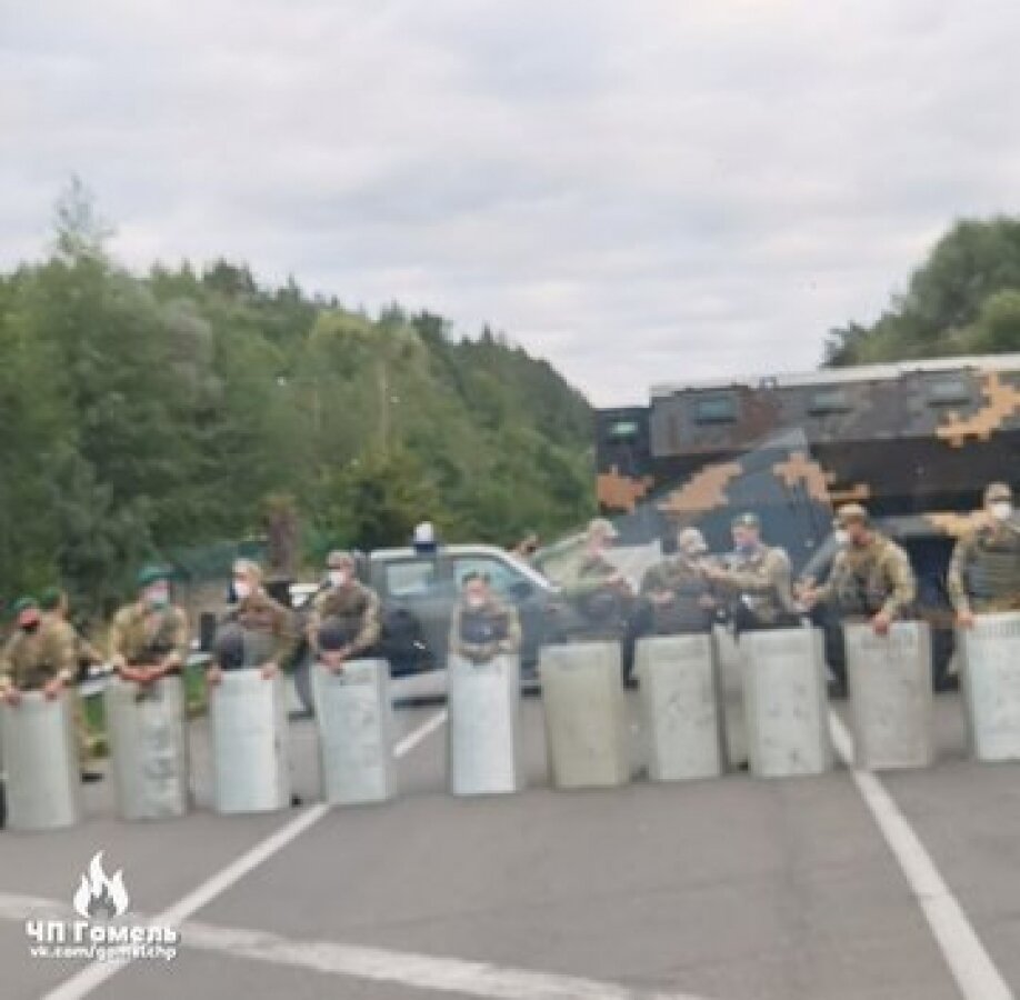 Тысячи хасидов пытаются прорваться на Украину: пограничники со щитами блокировали пункт пропуска