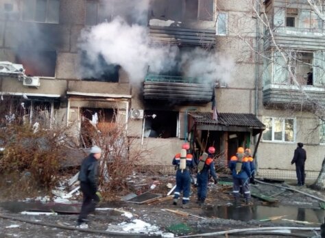 В многоэтажке в ЕАО в результате взрыва газа обрушились перекрытия дома - кадры