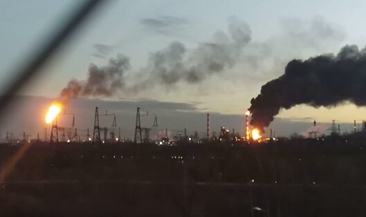 В московской Капотне полыхает нефтеперерабатывающий завод – кадры происшествия