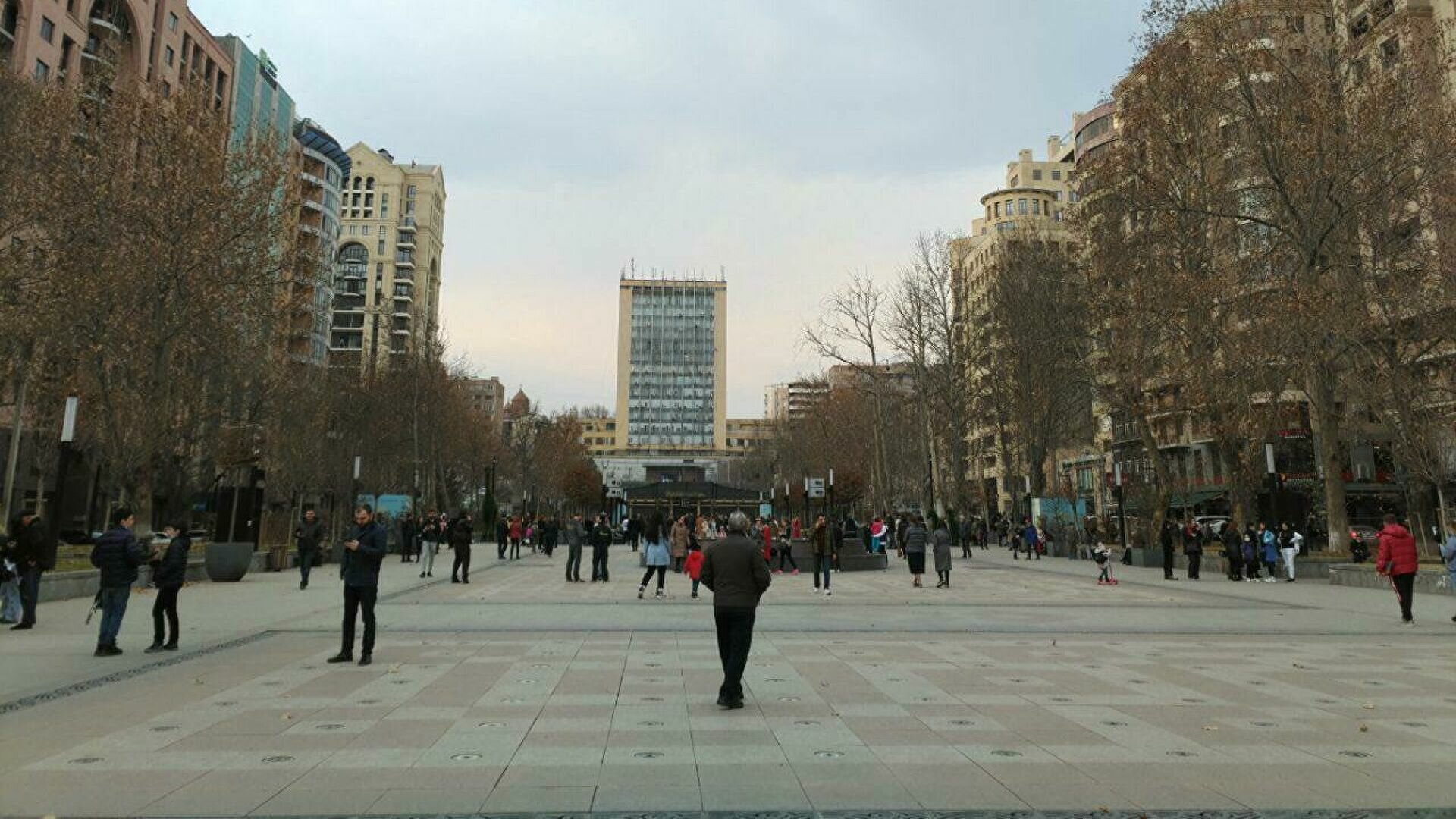 Сильное землетрясение в Ереване попало на видео