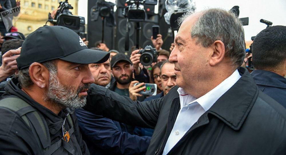 Президент Армении Саркисян неожиданно явился на митинг оппозиции и предложил переговоры – кадры