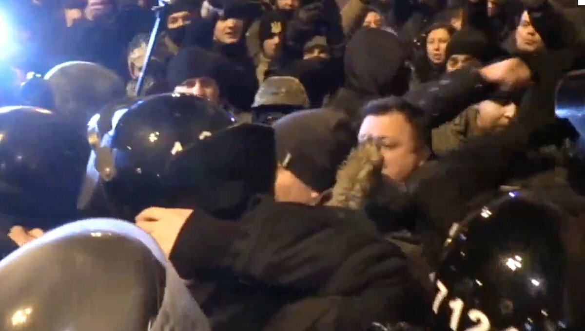 ​Массовые беспорядки в Киеве: в результате митинга в потасовке с полицией пострадали более десятка сторонников блокады Донбасса