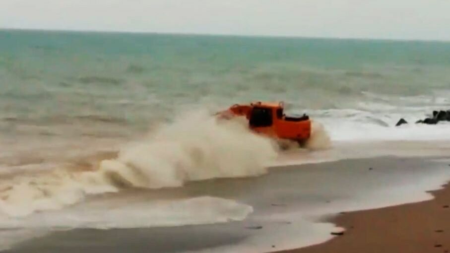 В Интернете появилось видео, на котором экскаватор сражался с морем в Крыму 
