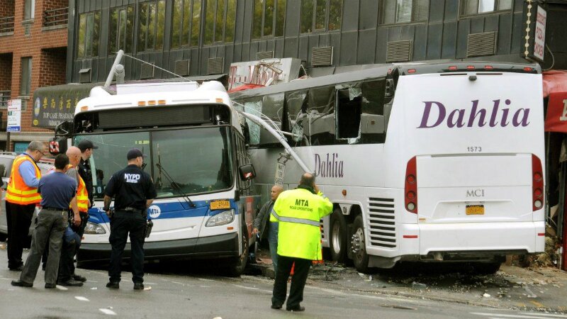 Кровавое ДТП в Нью-Йорке: один автобус снес другой - кадры 