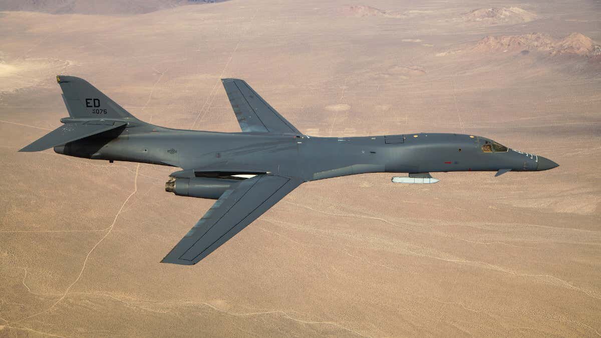 Стратегические бомбардировщики В-1В Lancer ВВС США берут в "осаду" Россию
