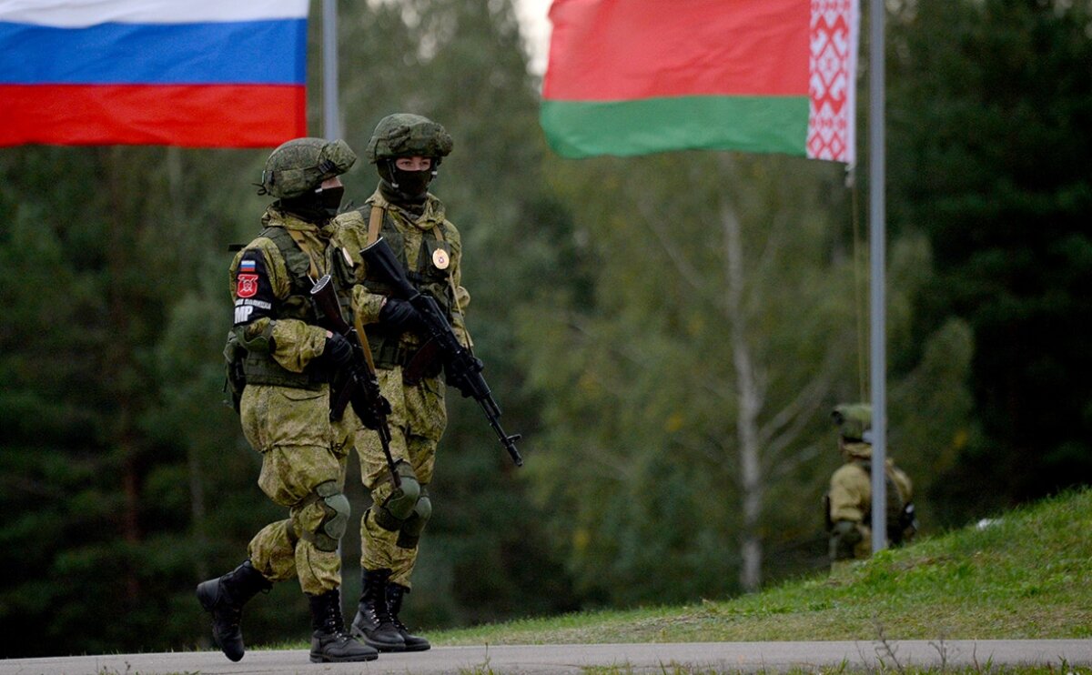 ​Белорусские военные устанавливают палатки вдоль трассы, идущей от России: кадры