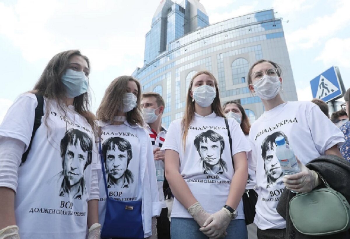 Во время суда над Серебренниковым пристыдили активисток в футболках с изображением Высоцкого