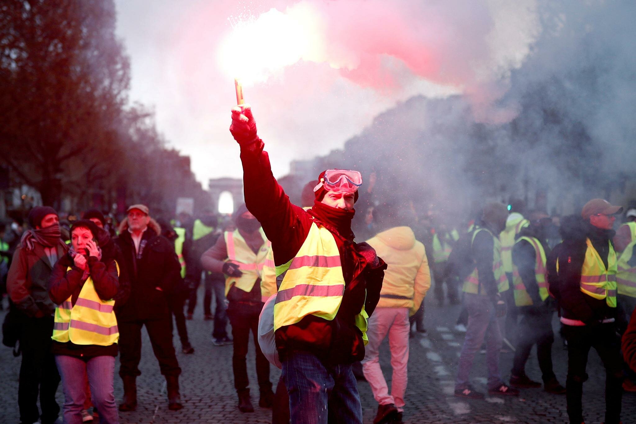 Париж вновь “охвачен” огнем: митингующие принялись сжигать покрышки