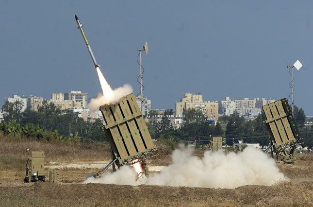 ​"Железный купол" перехватил 20 ракет, выпущенных с территории сектора Газа: в Сети опубликованы кадры