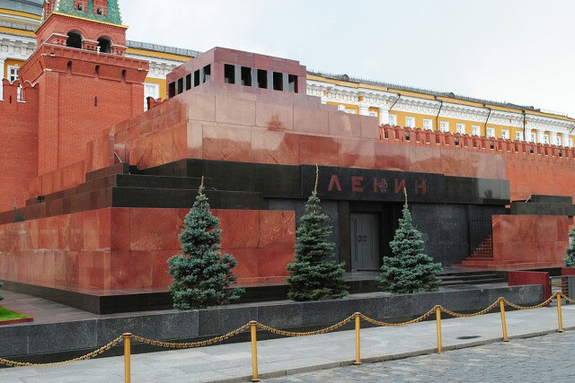 "Ленина нужно похоронить на кладбище", - депутат от ЛДПР Борис Чернышов